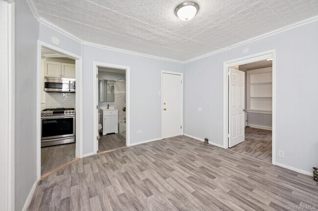 Building Photo - 611 St Lawrence Ave