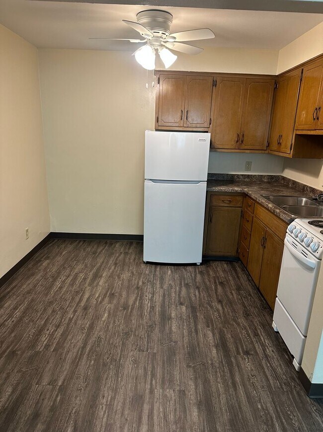 Building Photo - Forestview 2 Bedroom Lower Apartment FIRST...