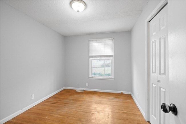 Building Photo - 3 Bedroom Pet Friendly Home For Rent in St. B Area!