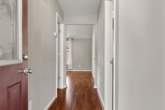 Building Photo - Cozy 3 Bed 2 Bath Home Available Now thru July 2026!