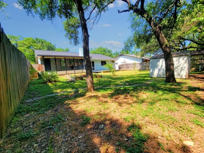 Building Photo - 3 Bed, 2 Bath Single-Level Gem with Firepl...
