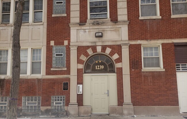 Primary Photo - 1239 N Taylor Ave