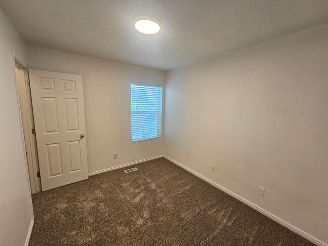 Building Photo - Spacious 3 Bd 2.5 Bath Townhouse in Bountiful