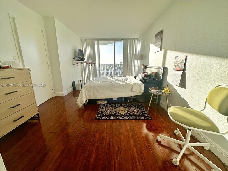 Building Photo - 7601 E Treasure Dr