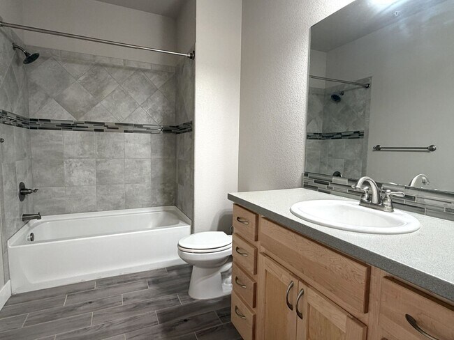 Building Photo - $200 Off First Month! Secure, Stylish & Convenient – 2 Bed Condo in Loveland