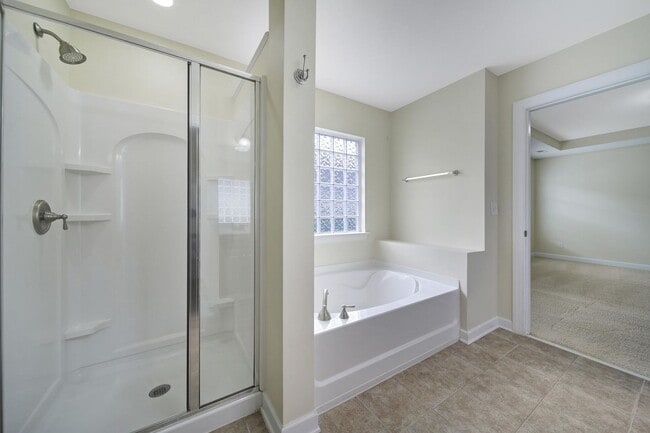 Building Photo - Lovely 3 Bed 2.5 Bath Townhome in Blakeny