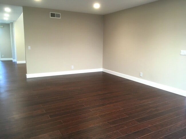 Building Photo - Single Story Stunner!