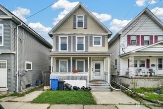 Building Photo - 127 S Pine Ave