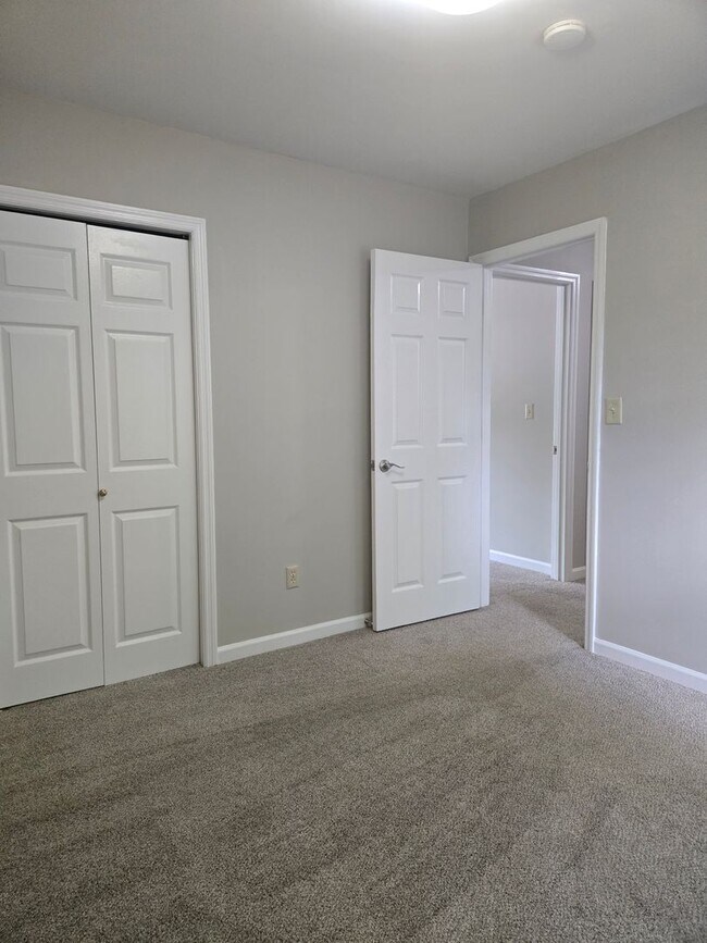 Building Photo - Spacious Townhome with Fully Fenced Privat...