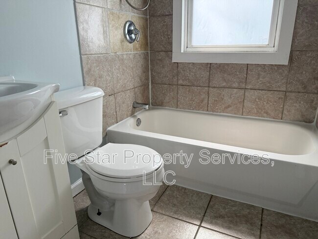 Building Photo - 1028 W Iles Ave