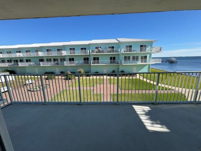 Building Photo - Gulf Breeze - 3 bedroom, 3 bathroom - Wate...