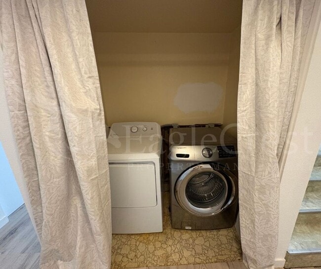 Building Photo - Three Bedroom, Two Bathroom House plus bon...