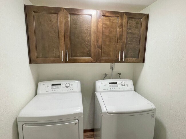 Building Photo - 2 Bed, 2 Bath Garden Condo in Kirkland!