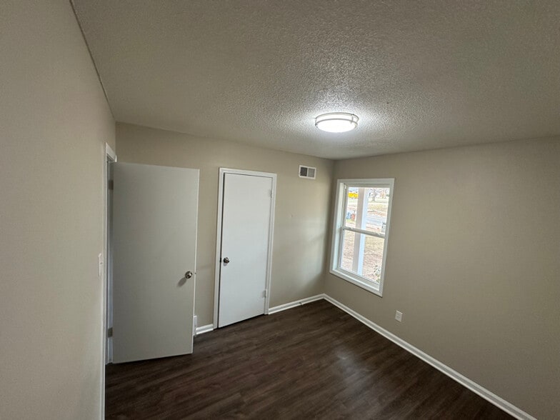 Building Photo - 1153 Claiborne Dr