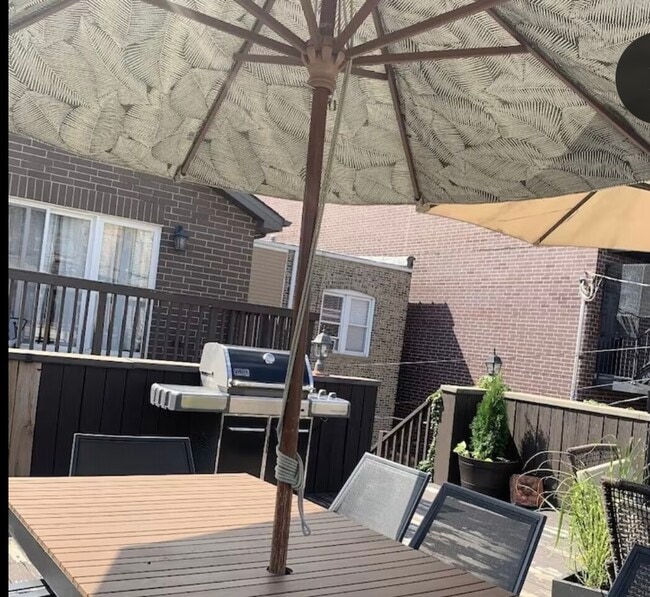 Building Photo - 1525 N Maplewood Ave