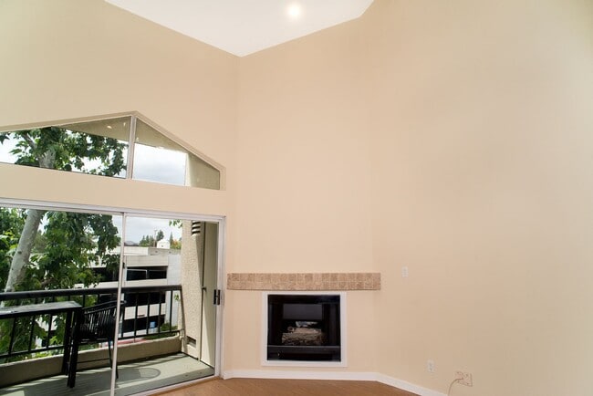 Building Photo - Warner Center  2 Bedroom + Loft Condo for Rent in Woodland Hills!