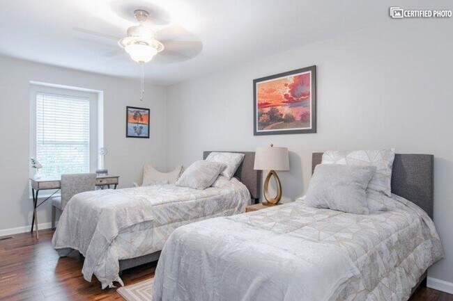 Building Photo - Charming Christiansburg Home