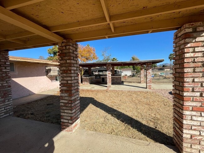 Building Photo - Four Bedroom Two Bathroom Home in Hemet!