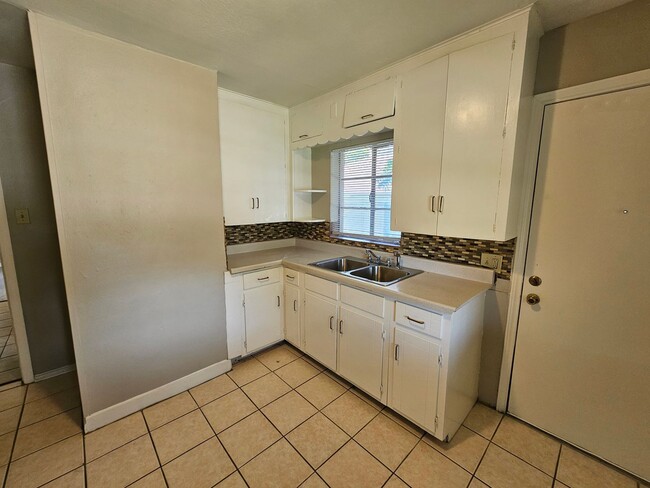 Building Photo - 2bed 1 bath near VA Hospital