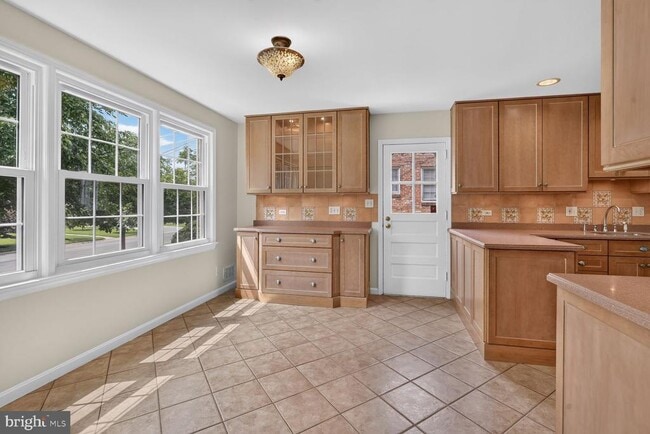 Building Photo - 6035 Chatsworth Ln