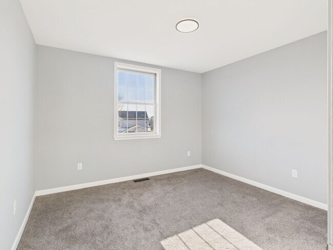 Building Photo - Beautiful Spacious Single Family in Blue Meadow Farms