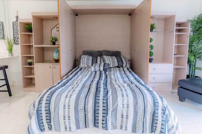 Building Photo - 3760 Inverrary Dr