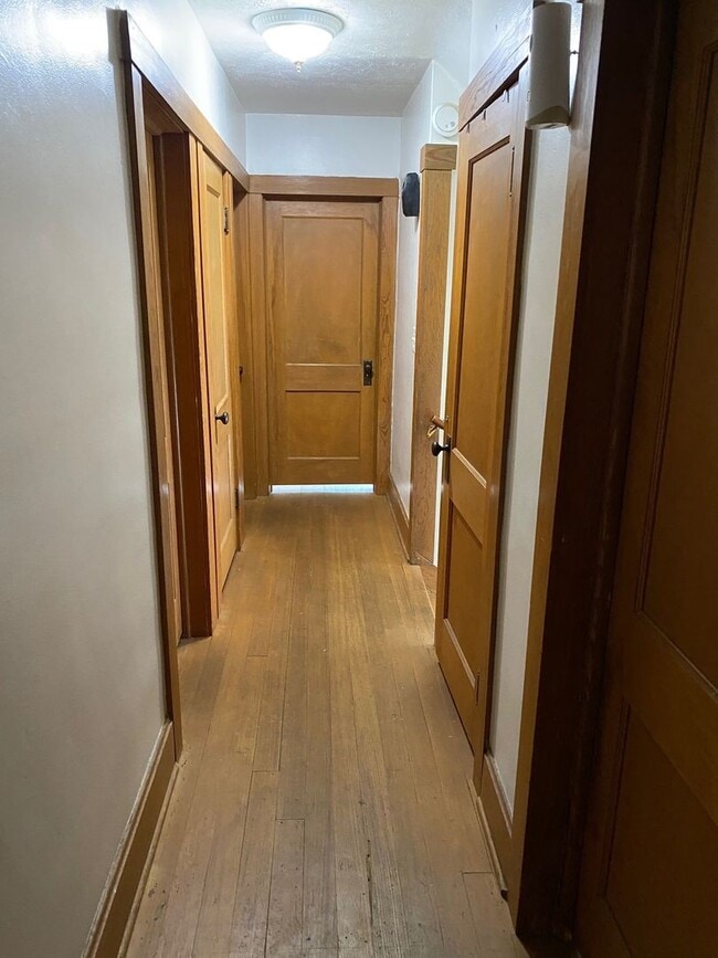 Building Photo - Beautiful 5 Bedroom/2.5 Bathroom Home in Popular Field Club Area