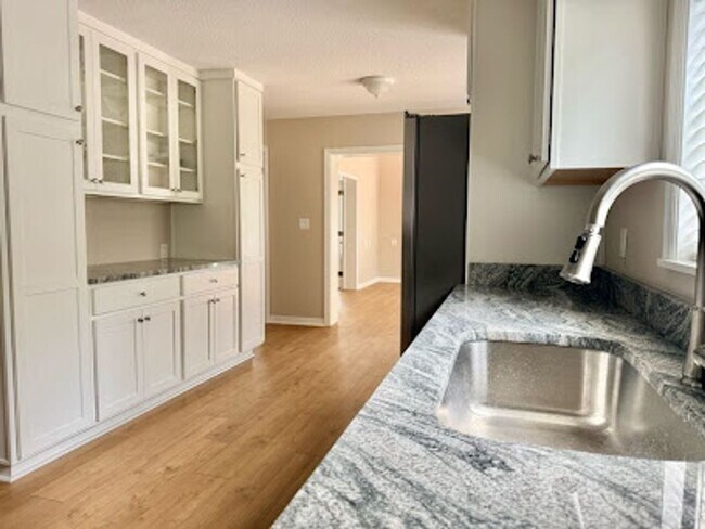 Building Photo - Large and Stunning 2700sqft Newly Renovated 3BR 3BTH!
