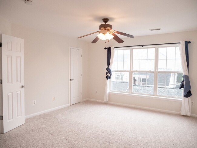 Building Photo - Your Dream Townhome Awaits!