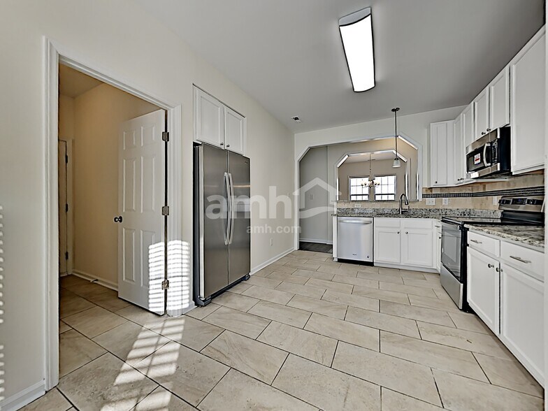 Building Photo - 8008 Willowglen Dr