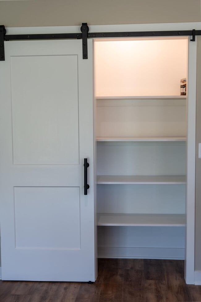 Building Photo - 8456 Oak Shade Cir