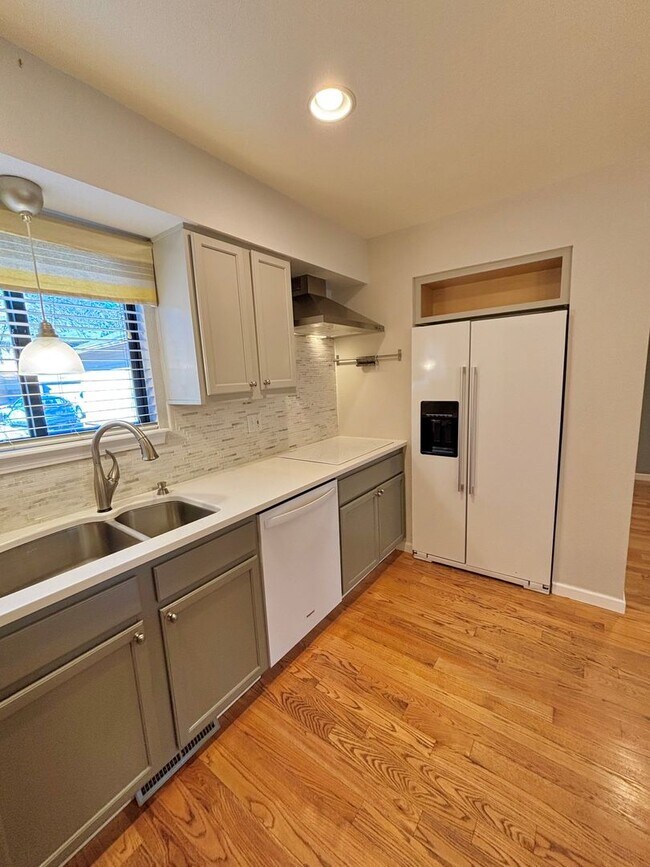 Building Photo - Spacious 3-Bedroom Condo in Prime Golden Location!! Available Now!!