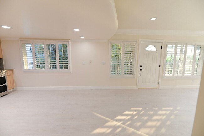 Building Photo - 412 Avenida Santa Barbara
