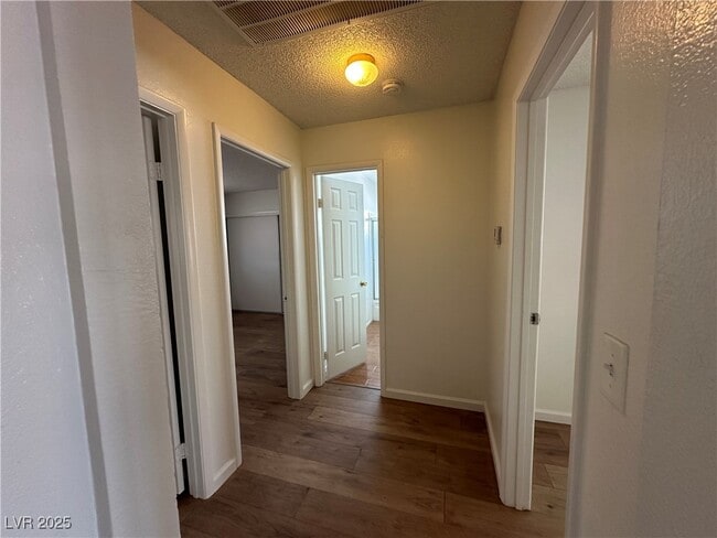 Building Photo - 628 Hidden Valley Dr
