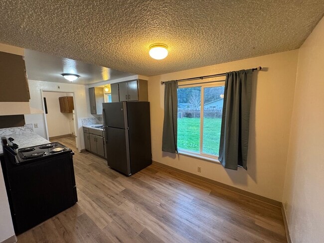 Building Photo - Large, fenced, sunny yard. 3/1.5 in  Azalea Hill location in McKinleyville