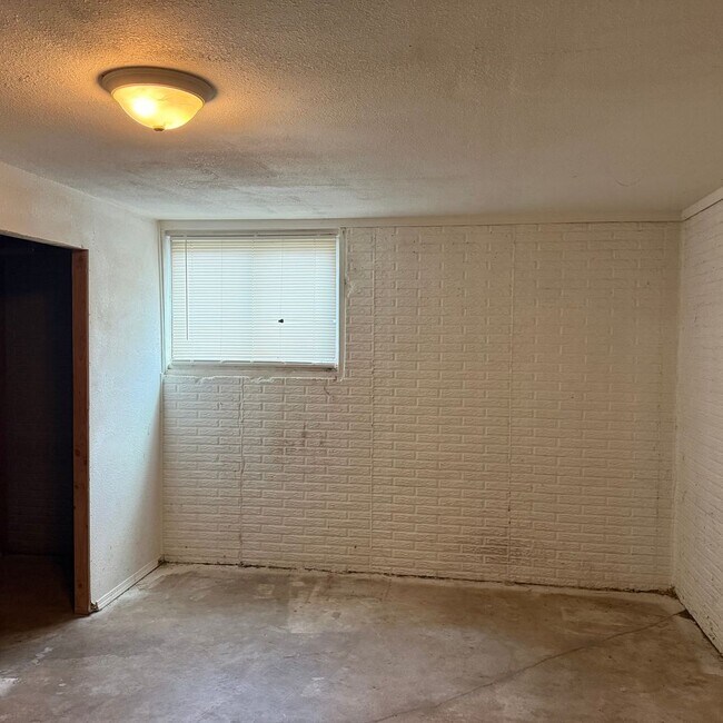 Building Photo - 2 Bedroom Home with unfinished Basement In SE Springfield