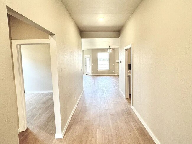 Building Photo - Pet-Friendly 3-Bed Home in Edmond - Move-In Ready!