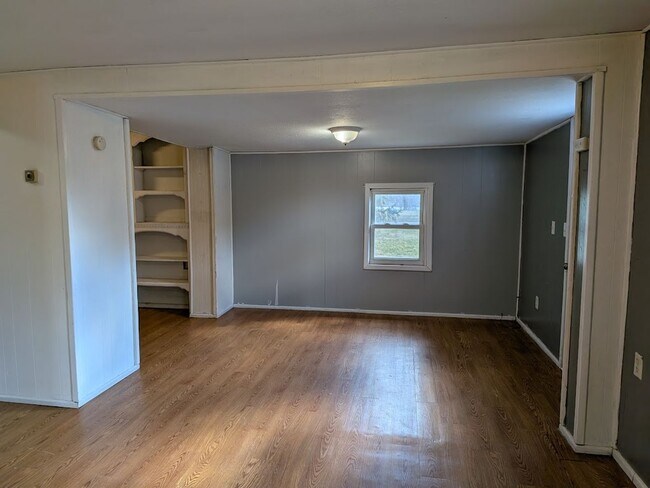 Building Photo - Front,E.324-326