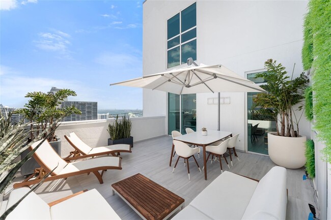 Building Photo - 950 Brickell Bay Dr