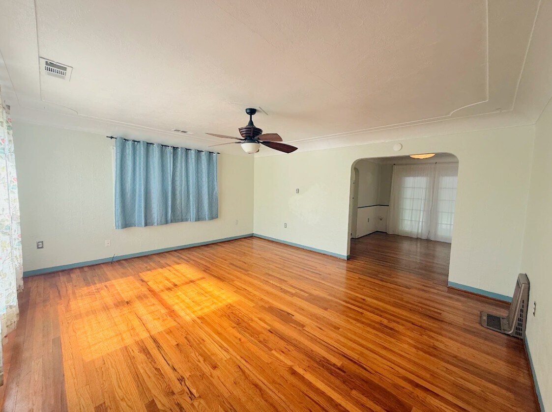 Building Photo - 3021 Oleander Ave