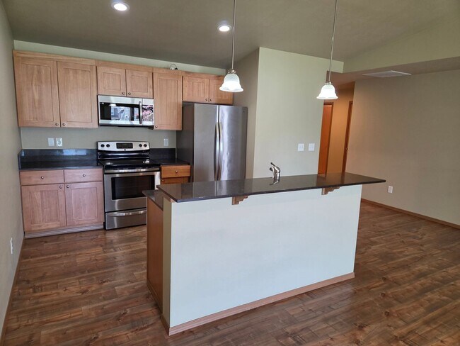 Building Photo - Tschirley  CT Duplex