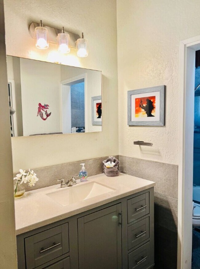 Building Photo - Spacious 2BR/2BA Condo with Garden View – Steps from the Ocean