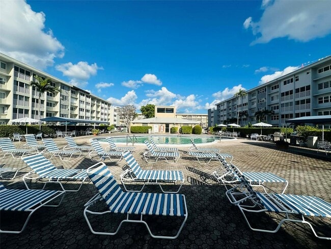 Building Photo - 330 SE 2nd St