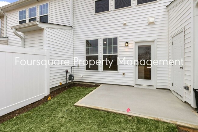Building Photo - Townhome! | Back Patio with Privacy Fence|...