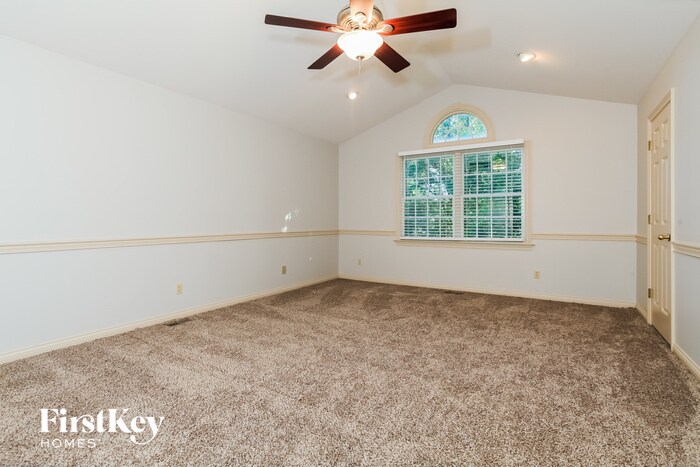 Building Photo - 5130 Lakeside Dr