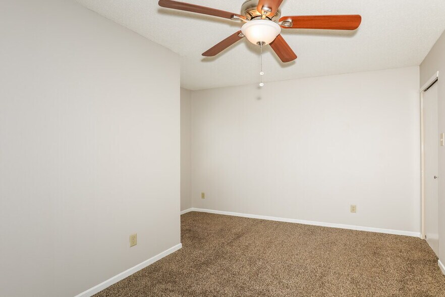 Building Photo - 911 Bentgrass Dr