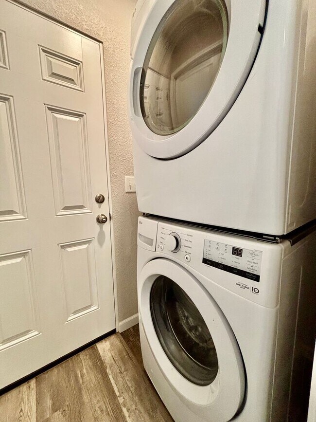 Building Photo - Charming Duplex in Prime Fort Collins Location- Available May 1st!