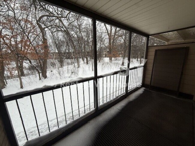 Building Photo - 5607 Green Cir Dr