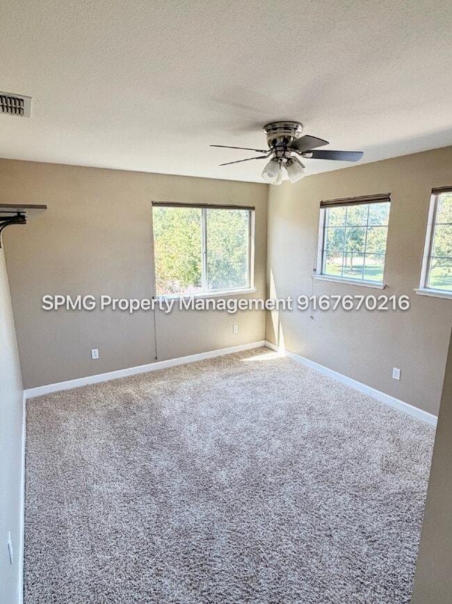 Building Photo - Beautiful 4 Bed / 3 Bath Home in Prime Roseville Location – Across from Park!