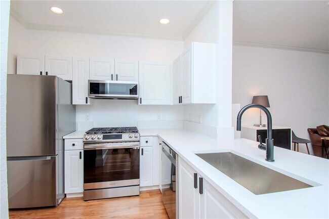 Building Photo - 2732 Via Murano